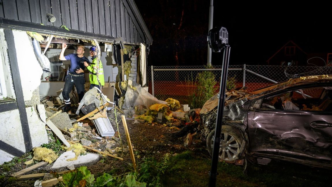 En bil kraschade av okänd anledning in i ett hus vid väg 110 norr om Tågarp utanför Helsingborg sent på torsdagskvällen och en person har förts till sjukhus. Foto: Johan Nilsson/TT