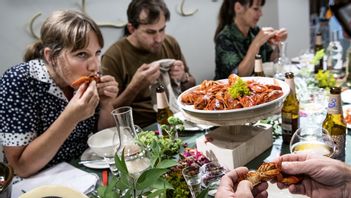 Svenska kräftor kommer att få säljas även i framtiden, så länge de håller sig under gränsvärdena för gifter. Foto: Malin Hoelstad/TT