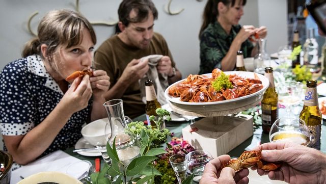 Svenska kräftor kommer att få säljas även i framtiden, så länge de håller sig under gränsvärdena för gifter. Foto: Malin Hoelstad/TT