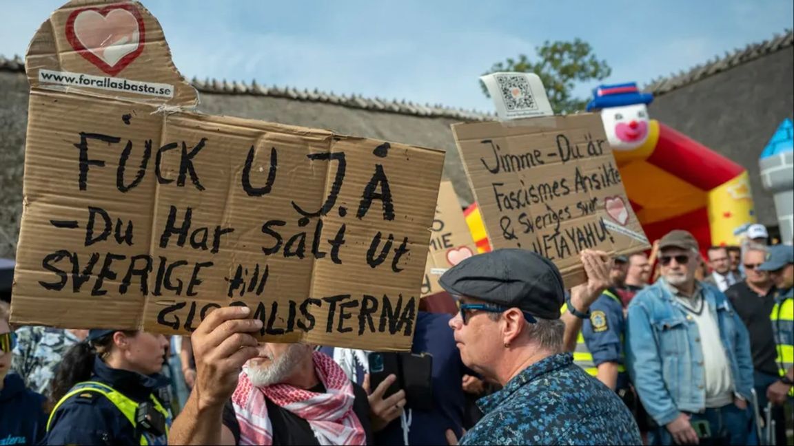 Demonstranterna i Sölvesborg innan de fördes bort av polisen Foto: Johan Nilsson/TT