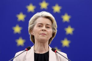 Ordförande Ursula von der Leyen talar inför EU-parlamentets omröstning i Strasbourg. Foto: Jean-Francois Badias/AP/TT