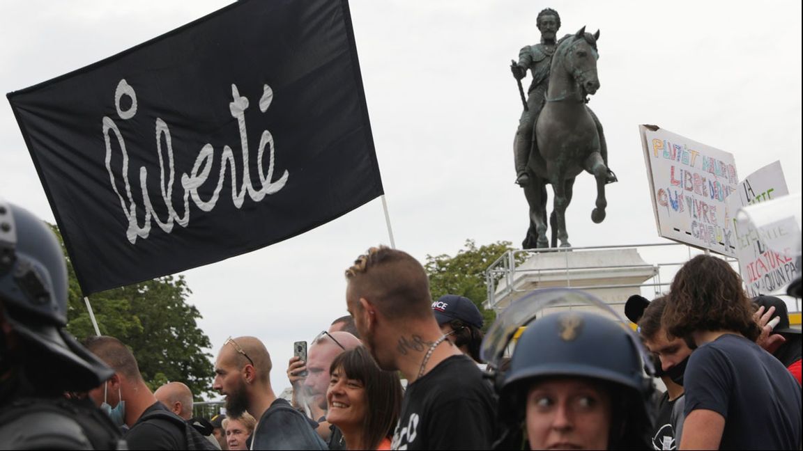 Demonstranter i Paris under förra helgens protester mot vaccinpasset. Foto: Adrienne Surprenant/AP/TT