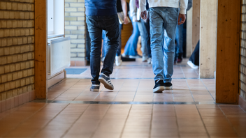 Genrebild. Svenska skolor har blivit en arena för kriminella nätverk där det strategiska skolvalet påverkar vem som kontrollerar narkotikaförsäljningen, enligt Uppdrag Granskning. Foto: Viktoria Bank/TT