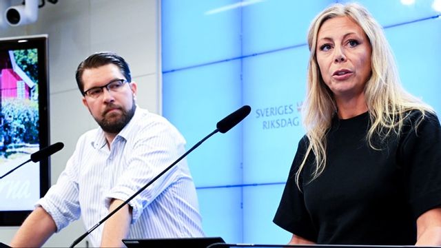 Linda Lindberg, till höger, ska leda arbetsgrupperna. Foto: Anders Wiklund/TT