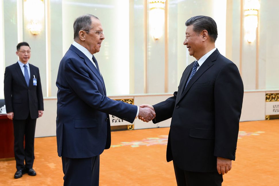 Rysslands utrikesminister Sergej Lavrov skakar hand med Kinas president Xi Jinping vid ett tidigare möte i Peking, i april 2024. Foto: Rysslands utrikesdepartement via AP/TT
