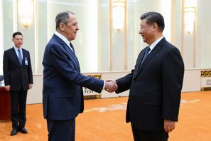 Rysslands utrikesminister Sergej Lavrov skakar hand med Kinas president Xi Jinping vid ett tidigare möte i Peking, i april 2024. Foto: Rysslands utrikesdepartement via AP/TT