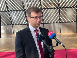 Ungerns EU-minister Janos Bóka på väg in till tisdagens EU-möte i Bryssel. Foto: Wiktor Nummelin/TT