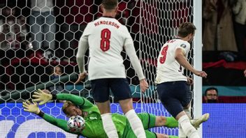 Kasper Schmeichel räddade straffen mot England, men kunde inte hålla bort returen. Foto: Frank Augstein/AP/TT. 