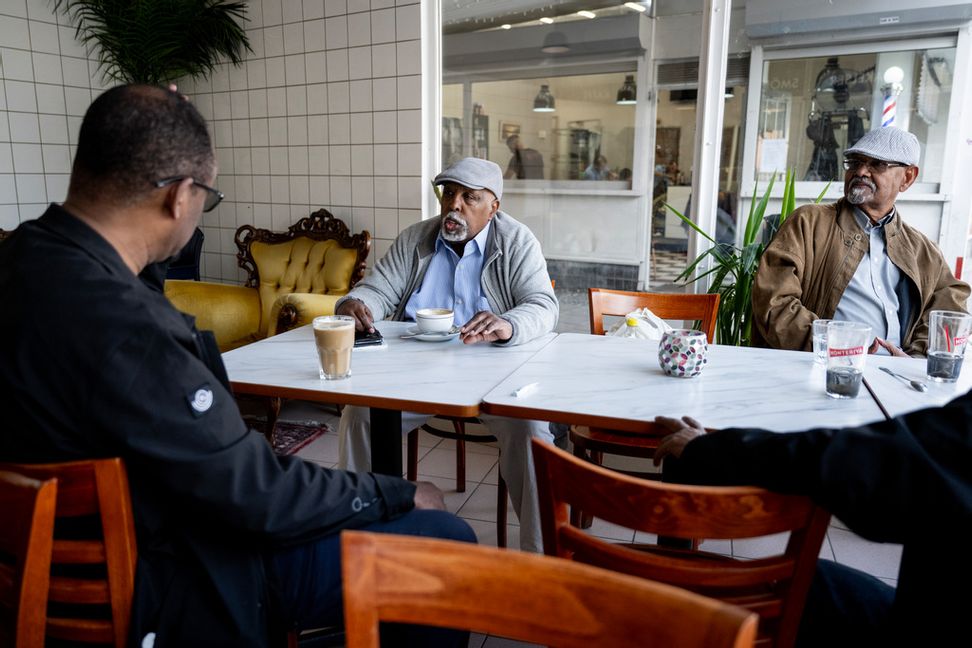 Stamkunder vid bageriet i Rågsved. Härifrån syntes den öppna droghandeln tydligt förut. Men sedan vistelseförbud började delas ut har den i praktiken försvunnit från förortscentrumet. Christine Olsson/TT