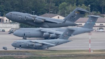 Ett amerikanskt militärplan lyfter från flygbasen Ramstein i Tyskland. Arkivbild. Foto: Boris Roessler/AP/TT