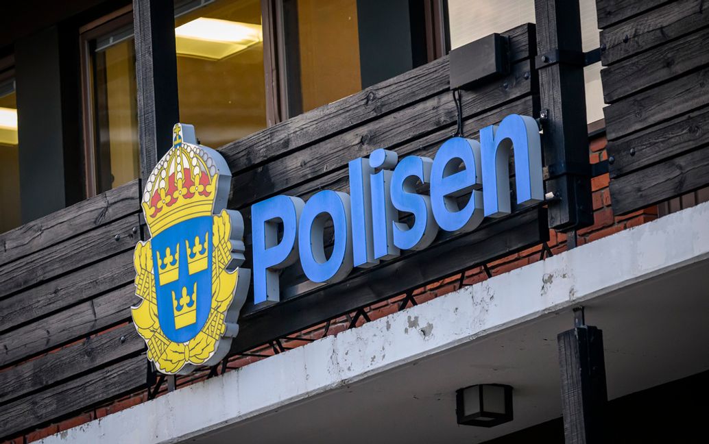 En polis misstänks för att ha slagit eller knuffat en man i arresten i Vänersborg. Arkivbild. Johan Nilsson / TT