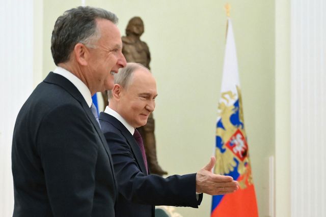 USA:s presidents sändebud Steven Witkoff har träffat Rysslands president Vladimir Putin flera gånger under de senaste månaderna och talat gott om den krigförande ledaren. Här träffades de i Moskva den 25 april. Foto: Kristina Kormilitsyna/Sputnik/poolfoto från Kreml via AP/TT