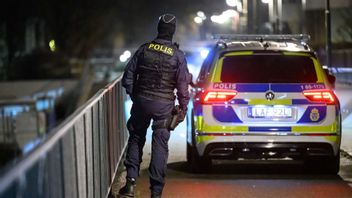 Polis och bombtekniker på plats på Rosengård i Malmö tidigt på fredagsmorgonen. Foto: Johan Nilsson/TT