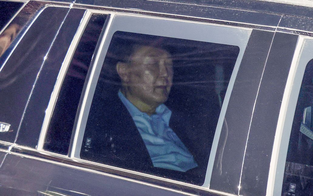 Sydkoreas avstängde president Yoon Suk-Yeol efter att ha gripits på onsdagen. Kim Sung-Min/Yonhap via AP/TT