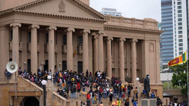 Demonstranter utanför presidentpalatset i Colombo. Foto: Eranga Jayawardena/AP/TT