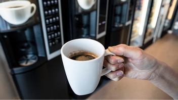 Genrebild. Kafferasten är en djupt rotad tradition på arbetsplatser och har stort symbolvärde för gemenskapen. Foto: Christine Olsson/TT