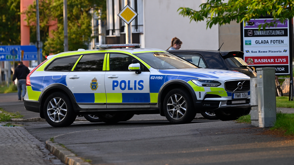 Polisen spärrade snabbt av platsen och kort efter larmet inkommit kunde en person gripas. Foto: Fredrik Sandberg/TT