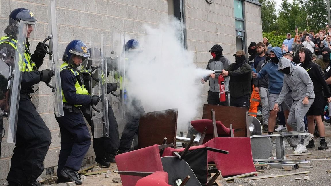 Politikerna ägnar sig åt drömmar och ideal och kallar gräsrötter som protesterar fula namn. Foto från upploppet i Rotherham, England den 4 augusti Foto: Danny Lawson/AP/TT