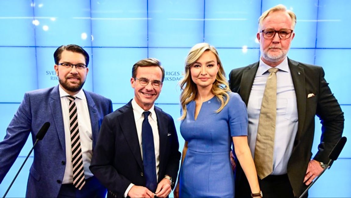 Glada miner hos Tidöpartiernas partiledare när avtalet presenterades 2022. Idag kan man jubla åt att antalet nya medborgarskap till slut börjat minska kraftigt.Numera har Johan Pehrson lämnat sitt uppdrag. Foto: Jonas Ekströmer/TT