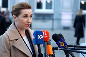 Danmarks statsminister Mette Frederiksen på väg in till måndagens EU-toppmöte i Bryssel. Geert Vanden Wijngaert/AP/TT