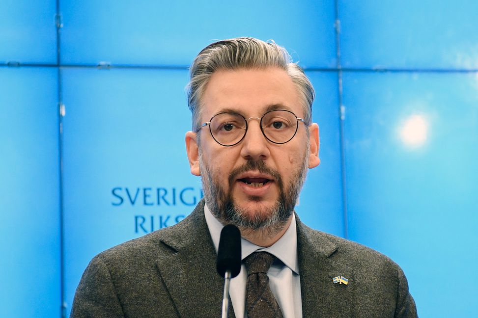 Centerpartiets partiledare Muharrem Demirok (C) under en pressträff där de presenterar en nyhet om EU:s och Sveriges stöd till Ukraina. Foto: Viktoria Bank/TT