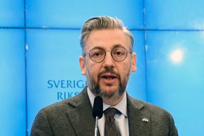 Centerpartiets partiledare Muharrem Demirok (C) under en pressträff där de presenterar en nyhet om EU:s och Sveriges stöd till Ukraina. Foto: Viktoria Bank/TT