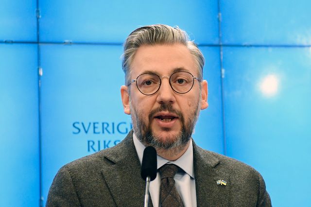 Centerpartiets partiledare Muharrem Demirok (C) under en pressträff där de presenterar en nyhet om EU:s och Sveriges stöd till Ukraina. Foto: Viktoria Bank/TT