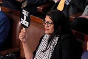 Demokraten Rashida Tlaib håller en skylt där det står ”skyldig till folkmord” medan Israels premiärminister Benjamin Netanyahu håller tal i kongressen. Arkivbild. Foto: J. Scott Applewhite/AP/TT