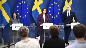 Kulturminister Parisa Liljestrand (M), utbildnings- och integrationsminister Simona Mohamsson (L) och Mathias Bengtsson, utbildningspolitisk talesperson för Kristdemokraterna. Foto: Lars Schröder/TT