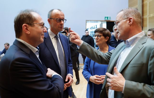 Tyska regeringsbildare, från vänster: CSU:s gruppledare Alexander Dobrindt, CDU-ledaren Friedrich Merz, SPD-ledaren Saskia Esken och SPD:s partisekreterare Matthias Miersch. Bilden togs den 28 mars. Foto: Odd Andersen/poolfoto via AP/TT