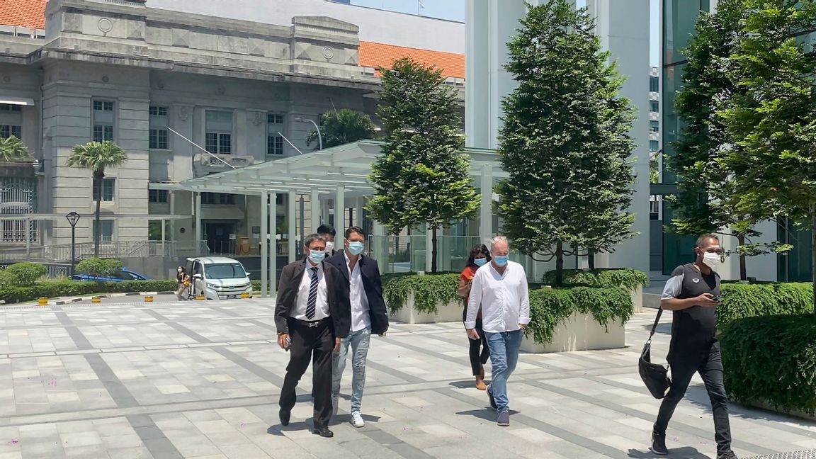 Brittiske medborgaren Nigel Skea, andra från vänster, dömdes till två veckors fängelse och 753 dollar i böter  i februari 2021 då han brutit mot karantänreglerna i Singapore.Foto: Annabelle Liang