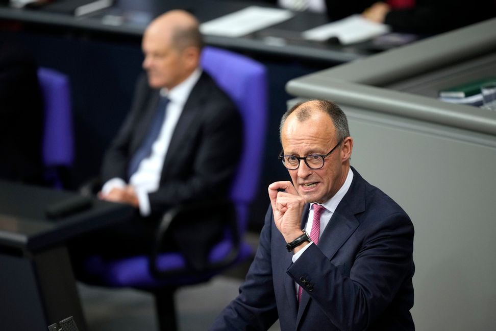 Den tyska oppositionsledaren Friedrich Merz (CDU) blev starkt kritiserad under fredagens debatt. Ebrahim Noroozi/AP/TT