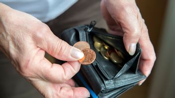  Pensionär med plånbok och mynt. Foto: Henrik Montgomery / TT