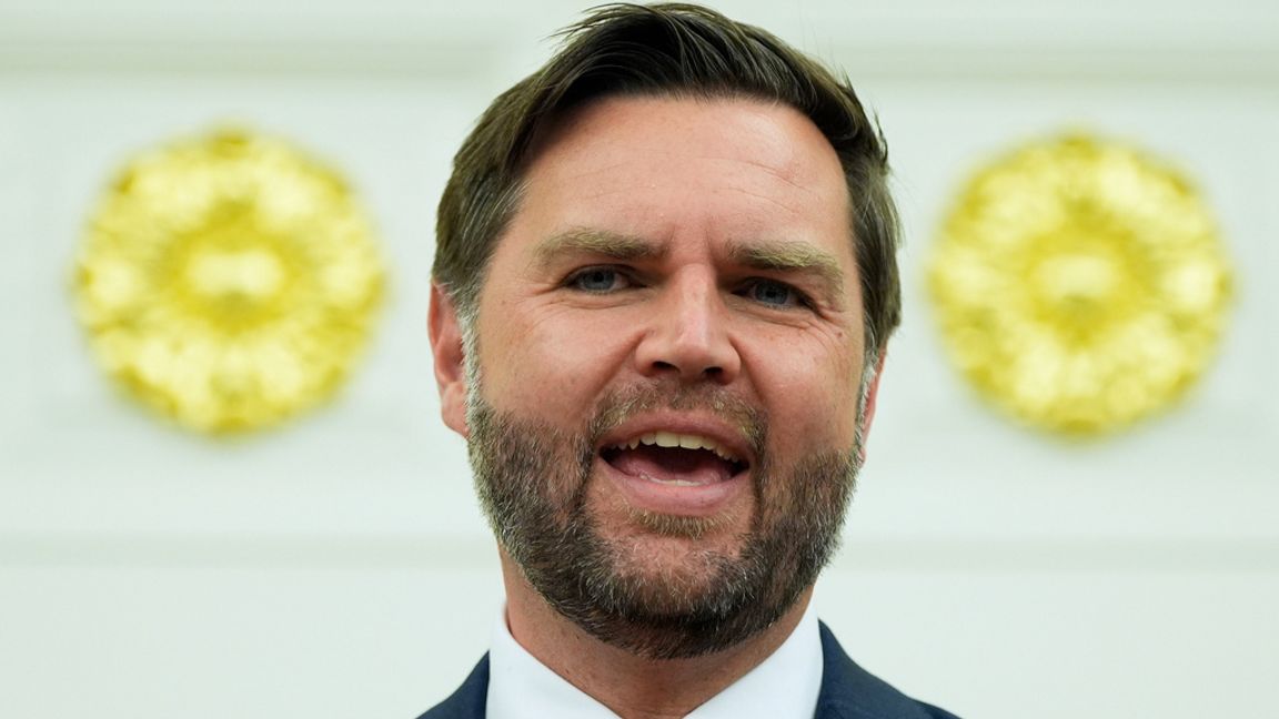 Vice President JD Vance har blivit karikatyr i "South Park" – en mansbebis som hjälper Donald Trump med babyolja.  Arkivbild. Alex Brandon/AP/TT