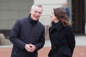Norges nye finansminister Jens Stoltenberg med arbets- och integrationsminister Tonje Brenna på Slottsplassen i Oslo i samband med att den nya regeringen presenterades på tisdagen. Lise Åserud/NTB/TT