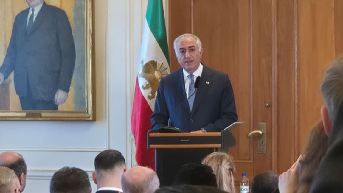 Reza Pahlavi under sitt tal i riksdagens sammanbindningssal under måndagen. Foto: Bulletin.