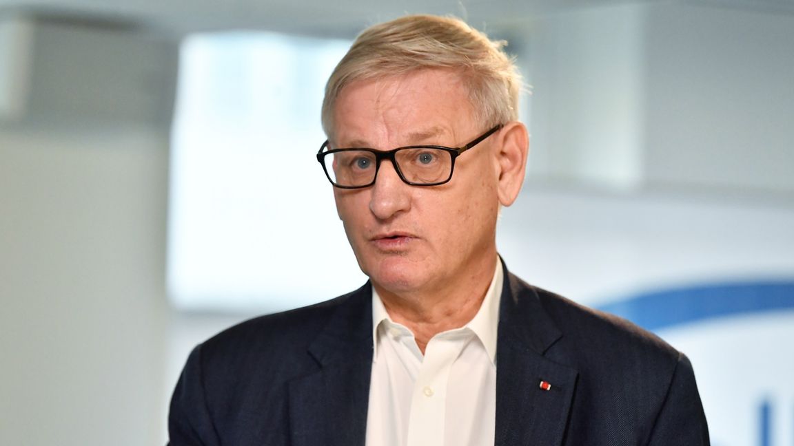 Carl Bildt, före detta utrikesminister och partiledare för Moderaterna, talar under Folk och försvars digital rikskonferens i Stockholm. Foto: Jessica Gow / TT