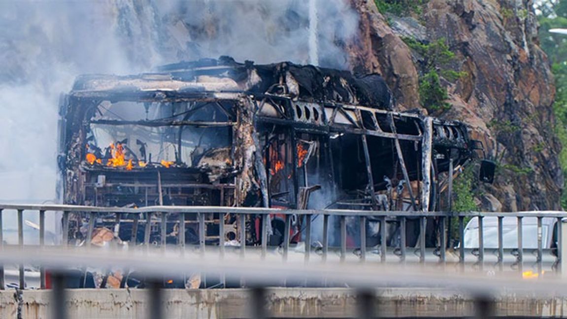 En buss brinner efter att ha krockat med en personbil på Värmdö utanför Stockholm. Bild: Jonas Ekströmer / TT