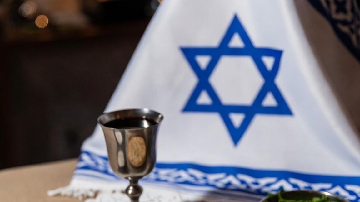 Judar måste kunna fira sina högtider och vara trygga. Foto: AI 