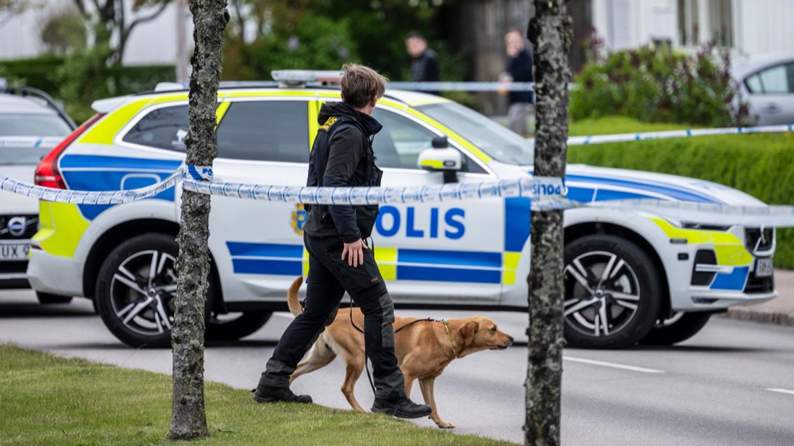 Polis, specialsökhund och kriminaltekniker på plats Klippan. Foto: Johan Nilsson/TT