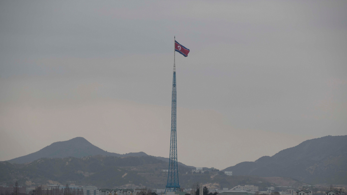 En nordkoreansk flagga vajar i orten Gijungdong i Nordkorea, nära gränsen till Sydkorea. Foto: Jeon Heon-Kyun/AP/TT