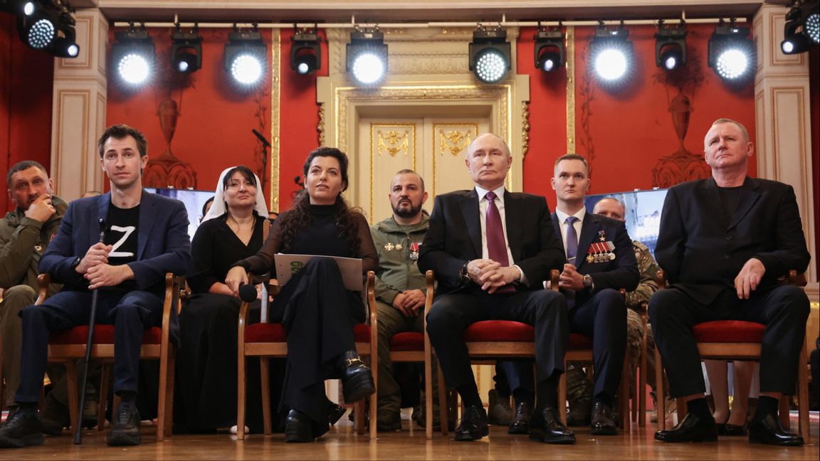 Fortsatt status quo? Rysslands president Vladimir Putin till höger om Russia Todays chefredaktör Margarita Simonyan på propagandakanalens 20-årsjubileum på Bolsjojteatern den 17 oktober 2025. Foto: Vjatjeslav Prokofyev, Sputnik, Kremlin Pool Photo via AP