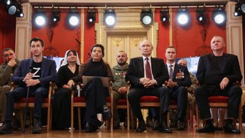 Fortsatt status quo? Rysslands president Vladimir Putin till höger om Russia Todays chefredaktör Margarita Simonyan på propagandakanalens 20-årsjubileum på Bolsjojteatern den 17 oktober 2025. Foto: Vjatjeslav Prokofyev, Sputnik, Kremlin Pool Photo via AP