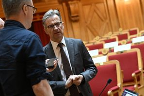 Riksbankschef Erik Thedéen intervjuas. Arkivbild. Pontus Lundahl/TT