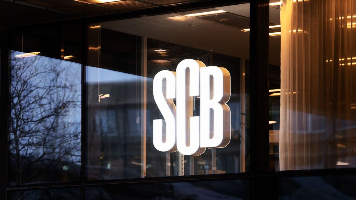 Statistiska Centralbyråns logga vid deras huvudkontor i Solna Strand. Foto: Viktoria Bank / TT