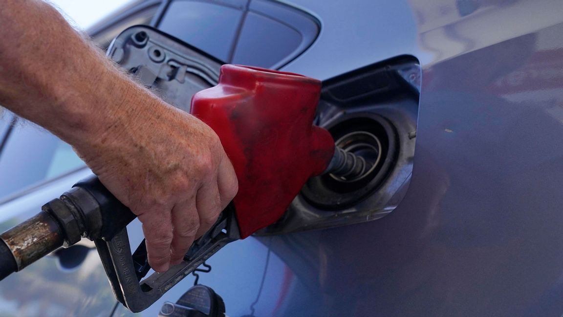 Bensinpriserna stiger med tio öre, samtidigt som det blir billigare med diesel. Foto: Marta Lavandier/AP/TT