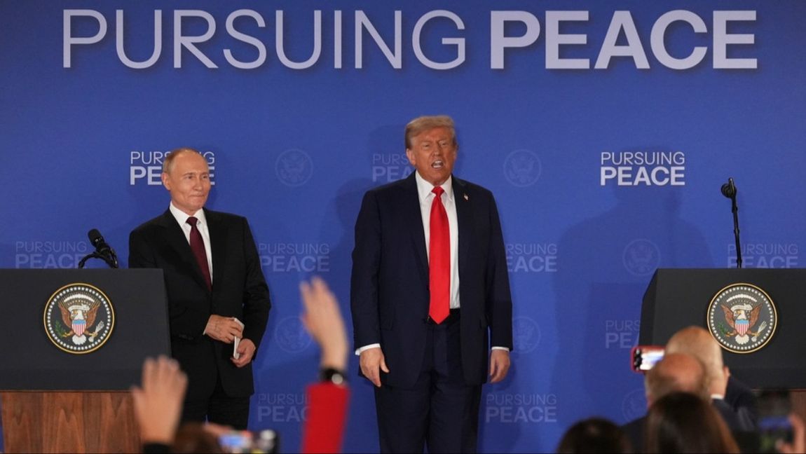 Vladimir Putin har svårt att hålla sig för skratt. Foto:	Jae C. Hong / TT