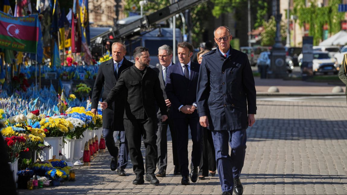 Polens premiärminister Donald Tusk, Ukrainas president Volodymyr Zelenskyj, Storbritanniens premiärminister Keir Starmer, Frankrikes president Emmanuel Macron och Tysklands förbundskansler Friedrich Merz på plats i Kiev. Evgeniy Maloletka/AP/TT
