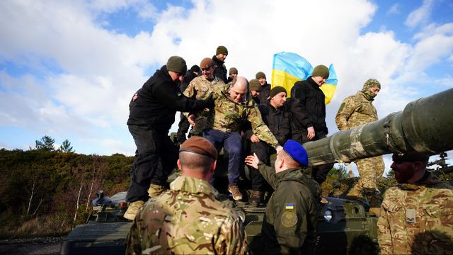 Storbritanniens försvarsminister Ben Wallace tar sig ner från en Challenger 2-stridsvagn i England under utbildningen av ukrainska stridsvagnbesättningar den 22 februari 2023. Foto: Ben Birchall/Pool / AP