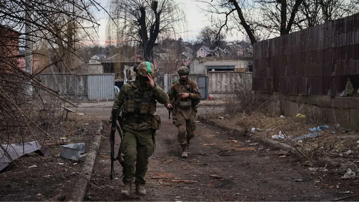 Ukrainska soldater på plats i Bachmut. Foto: Roman Chop/AP/TT